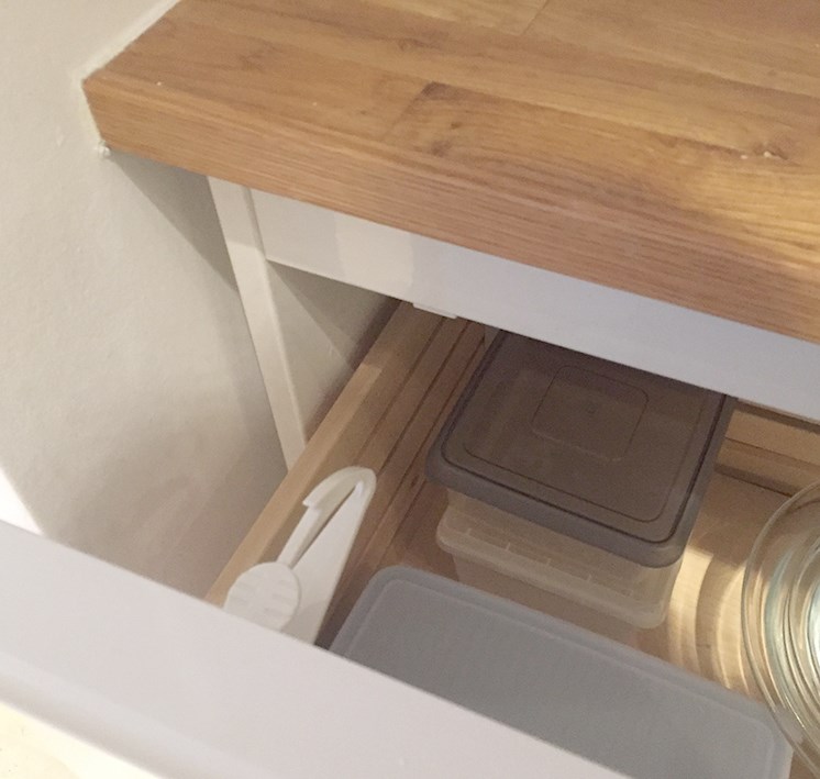 Baby Dan BabyDan univerzální uzávěr lepící Easy Fix Catch, BIO" "Barva:bílé|Druh zábrany:bezpečnostní prvky|Materiál:plast|Určení zábrany:bytové|