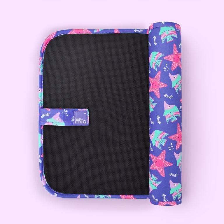 Bambino Mio Cestovní koupací podložka Violet" "Barva:vzorované|Požadované vlastnosti:Omyvatelná|Typ:cestovní|Vzor:Electric Ocean|