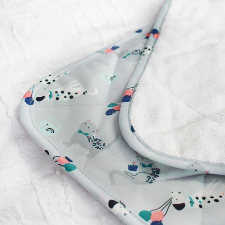 Bambino Mio Bambino Mio přebalovací podložka 60x43 Pet Party" "Barva:šedé|Požadované vlastnosti:Omyvatelná|Typ:podložky|Vzor:Pet Party|