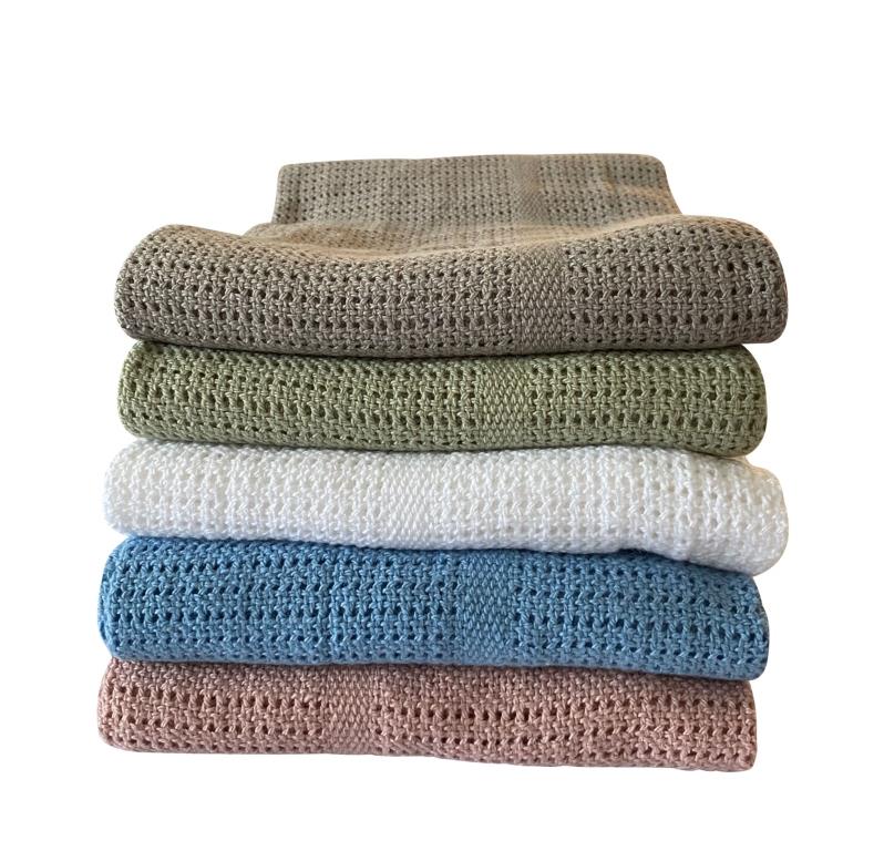 Baby Dan Dětská háčkovaná bavlněná deka Babydan Dusty Green,75x100cm" "Barva:zelené|Kategorie:Doplňky pro kojence|Materiál:bavlněné|