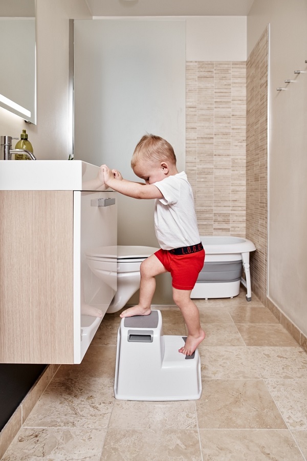 Baby Dan Baby Dan protiskluzové stupátko schůdky" "Barva:šedé|Druh:stupátko|Kategorie:Stoličky|Materiál:plast|Maximální nosnost:50 kg|
