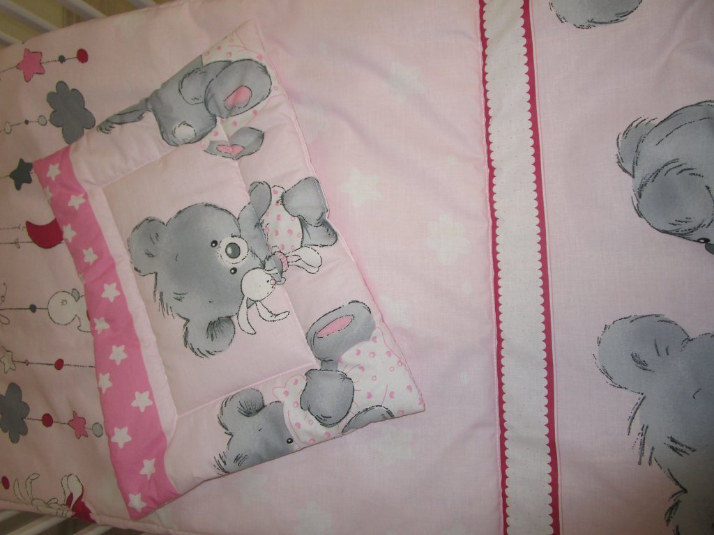 Szeko Sada pro postýlku Freddy růžový" "Barva:Růžová|Druh:Sety přikrývek a polštářů|Motiv:medídek Freddy|Obsahuje:polštáŕ|