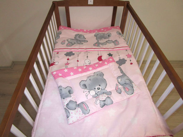 Szeko Sada pro postýlku Freddy růžový" "Barva:Růžová|Druh:Sety přikrývek a polštářů|Motiv:medídek Freddy|Obsahuje:polštáŕ|