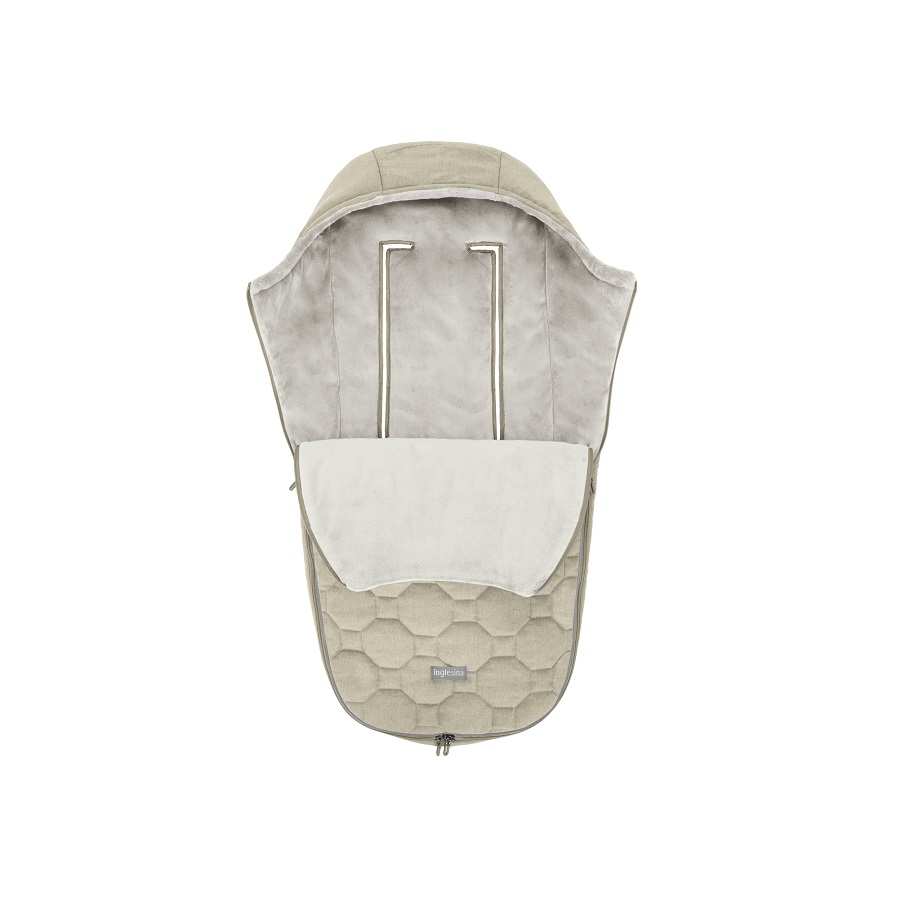 Inglesina Inglesina Fusak Winter Muff Iceberg Grey pro kombinovaný/sportovní kočárek" "Barva:bílé|Délka:100|Druh:zimní|Materiál:polyester|Prošívaný:ano|Typ zapínání:pojízdné zipy|Umístění fusaku:do kočárku|