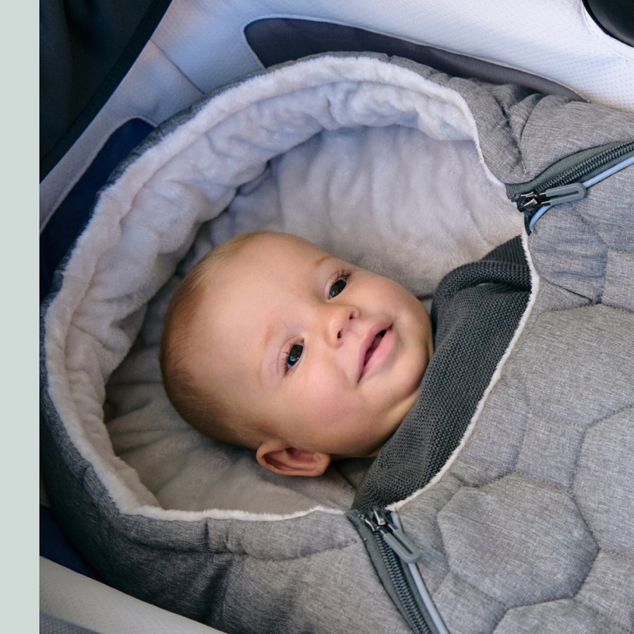 Inglesina Inglesina Fusak Newborn Winter Muff Midnight Blue" "Barva:modré|Délka:80|Druh:zimní|Materiál:polyester|Prošívaný:ano|Typ zapínání:pojízdné zipy|Umístění fusaku:do obou|