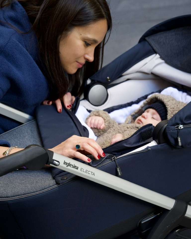 Inglesina Inglesina Fusak Newborn Winter Muff Midnight Blue" "Barva:modré|Délka:80|Druh:zimní|Materiál:polyester|Prošívaný:ano|Typ zapínání:pojízdné zipy|Umístění fusaku:do obou|