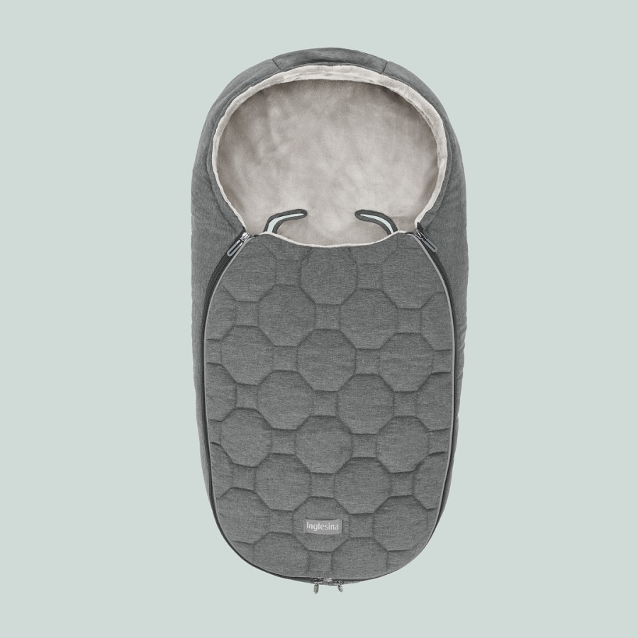 Inglesina Inglesina Fusak Newborn Winter Muff Forest Green" "Barva:zelené|Délka:80|Druh:zimní|Materiál:polyester|Prošívaný:ano|Typ zapínání:pojízdné zipy|Umístění fusaku:do obou|