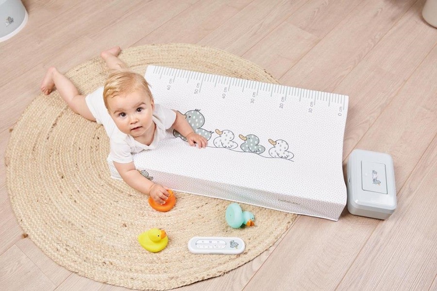 Bebe-Jou Přebalovaci podlozka dvoustranná Bébé-Jou Sepp 72x44 cm" "Barva:zelené|Omyvatelná:ano|Se zvýšenými okraji:ano|Typ:podložky|Vzor:Sepp|Značka:Bébé-jou|