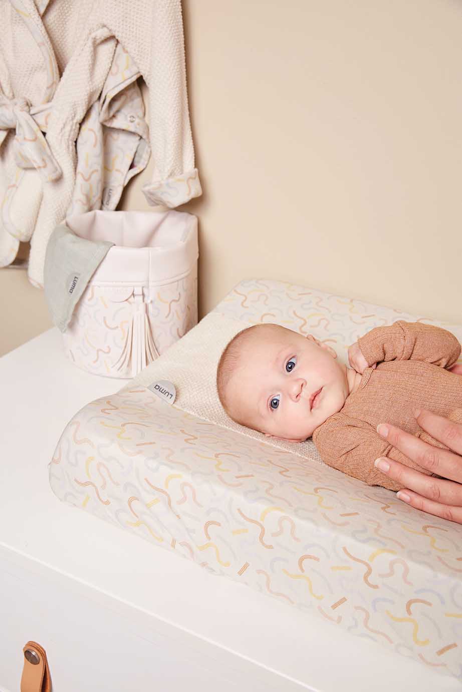 LUMA Bavlněný návlek na přebalovací podložku LUMA Multi Lines" "Barva:Krémová|Se zvýšenými okraji:ano|Typ:návlek na přebalovací podložku|Vzor:Multi Lines|