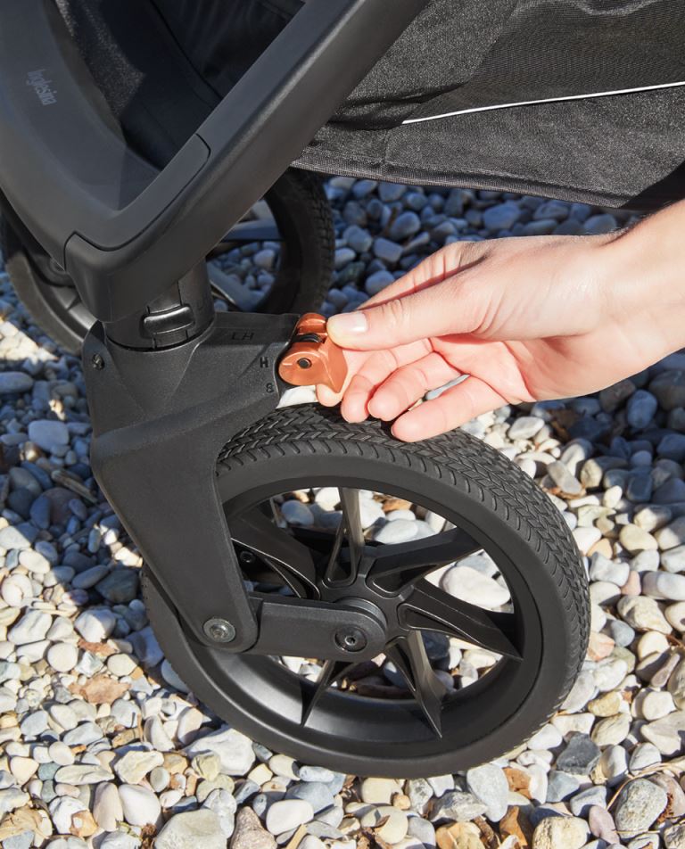 Inglesina Inglesina podvozek APTICA XT Total Black" "Barva:černé|Počet kol:čtyřkolové|Požadované vlastnosti:odpružení, Zatáčecí kola, Lze připevnit autosedačku|