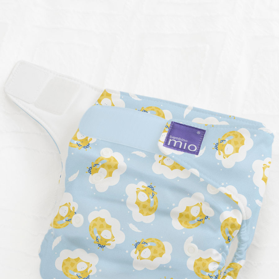 Bambino Mio Bambino Mio Miosolo látková plenka all in one Dreamy Giraffe" "Druh:látkové|Hmotnost dítěte:3 - 15 kg|Kolekce:Dreamland|Počet kusů:1 ks|Typ:vše v jednom|Vzor:Dreamy Giraffe|Zapínání:na suchý zip|