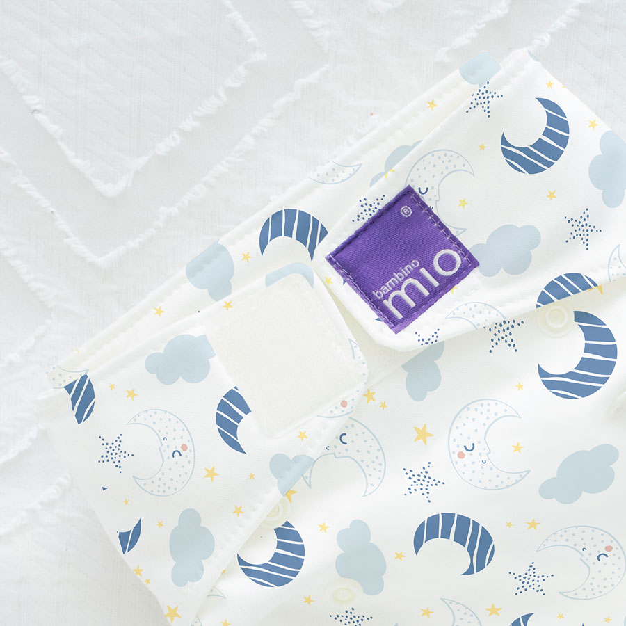 Bambino Mio Bambino Mio Miosolo látková plenka all in one Magical Moon" "Druh:látkové|Hmotnost dítěte:3 - 15 kg|Kolekce:Dreamland|Počet kusů:1 ks|Typ:vše v jednom|Vzor:Magical Moon|Zapínání:na suchý zip|