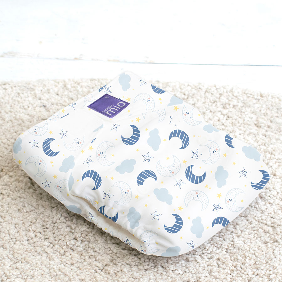 Bambino Mio Bambino Mio Miosolo látková plenka all in one Magical Moon" "Druh:látkové|Hmotnost dítěte:3 - 15 kg|Kolekce:Dreamland|Počet kusů:1 ks|Typ:vše v jednom|Vzor:Magical Moon|Zapínání:na suchý zip|