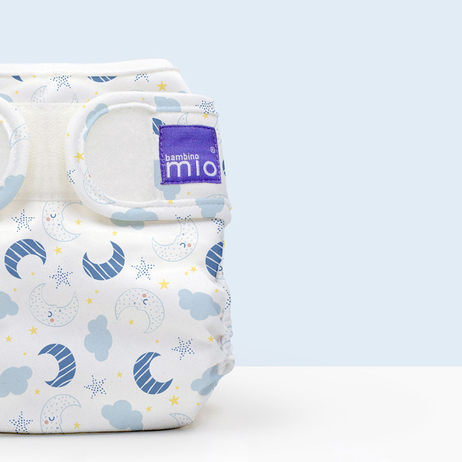 Bambino Mio Bambino Mio Miosoft plenkové kalhotky Magical Moon 3-9kg" "Druh:látkové|Hmotnost dítěte:3 - 9 kg|Kolekce:Dreamland|Materiál:PUL|Typ:svrchní kalhotky|Vzor:Magical Moon|