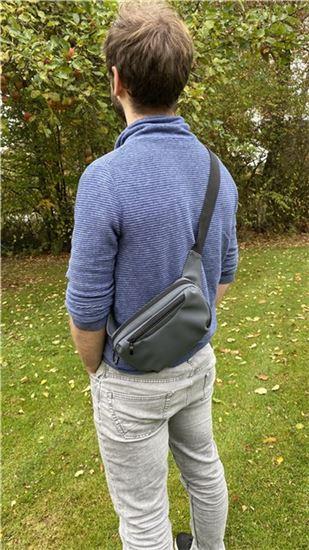 Baby Dan On-the-go Bag Grey,přebalovací crossbody taška" "Barva:šedé|Druh:tašky|Požadované vlastnosti:Lze připevnit ke kočárku|