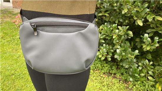 Baby Dan On-the-go Bag Grey,přebalovací crossbody taška" "Barva:šedé|Druh:tašky|Požadované vlastnosti:Lze připevnit ke kočárku|