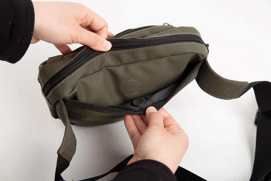 Baby Dan On-the-go Bag Army Green, přebalovací crossbody taška" "Barva:zelené|Druh:tašky|Požadované vlastnosti:Lze připevnit ke kočárku|