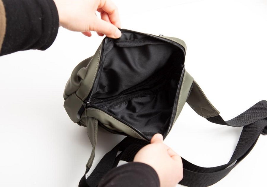 Baby Dan On-the-go Bag Army Green, přebalovací crossbody taška" "Barva:zelené|Druh:tašky|Požadované vlastnosti:Lze připevnit ke kočárku|