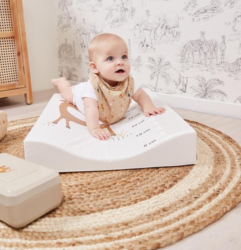 Bebe-Jou Přebalovaci podlozka dvoustranná Bébé-Jou Steppe 72x44 cm" "Barva:béžové|Omyvatelná:ano|Se zvýšenými okraji:ano|Typ:podložky|Vzor:Steppe|Zařazení:Přebalovací podložka|