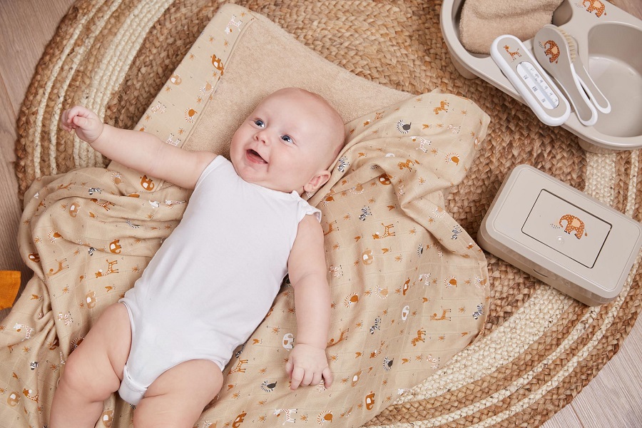 Bebe-Jou Přebalovaci podlozka třístranná Bébé-Jou Steppe,72x77cm" "Barva:béžové|Omyvatelná:ano|Se zvýšenými okraji:ano|Typ:podložky|Vzor:Steppe|Zařazení:Přebalovací podložka|