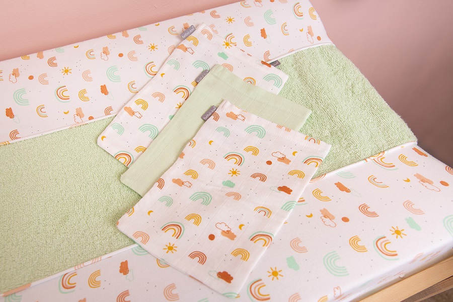 Bebe-Jou Froté návlek na malou podložku Bébé-Jou Rainbow Sky,72x44cm" "Barva:zelené|Druh:Přebalovací pulty a podložky|Materiál:100% bavlna|Vzor:Rainbow Sky|