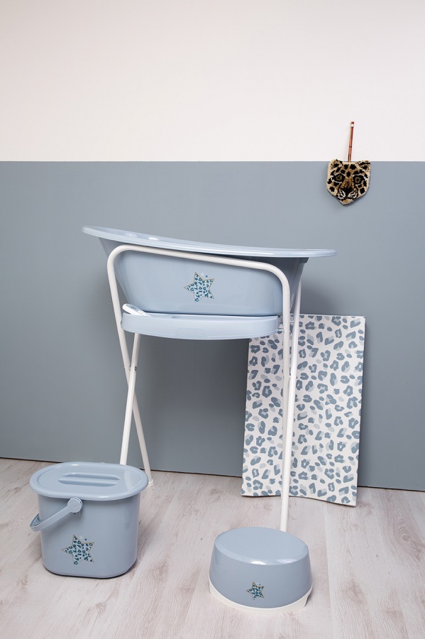 Bebe-Jou Jersey návlek na malou podložku Bébé-Jou Leopard Blue, 75x45" "Barva:modré|Druh:návleky|Kategorie:Přebalovací pulty a podložky|Materiál:80% bavlna, 20% polyester|Výrobce:Bébé-jou|Vzor:Leopard Blue|