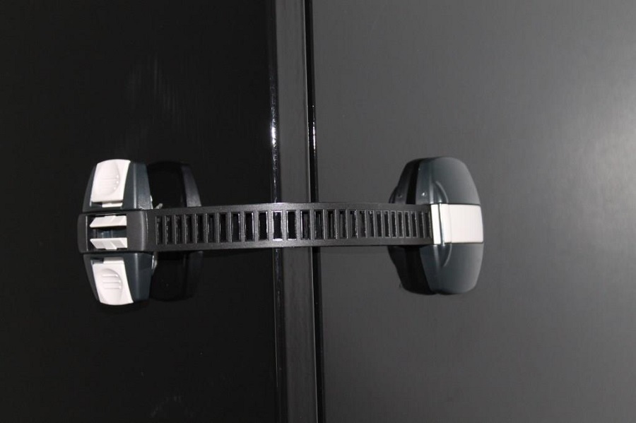 Baby Dan BabyDan univerzální bezpečnost.uzávěr Multi Purpose Lock BIO, charcoal" "Barva:černé|Druh zábrany:zábrana na lednici|Eko:ano|Materiál:plast|Určení zábrany:bytové|