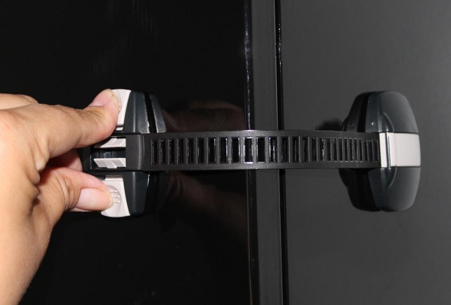 Baby Dan BabyDan univerzální bezpečnost.uzávěr Multi Purpose Lock BIO, charcoal" "Barva:černé|Druh zábrany:zábrana na lednici|Eko:ano|Materiál:plast|Určení zábrany:bytové|