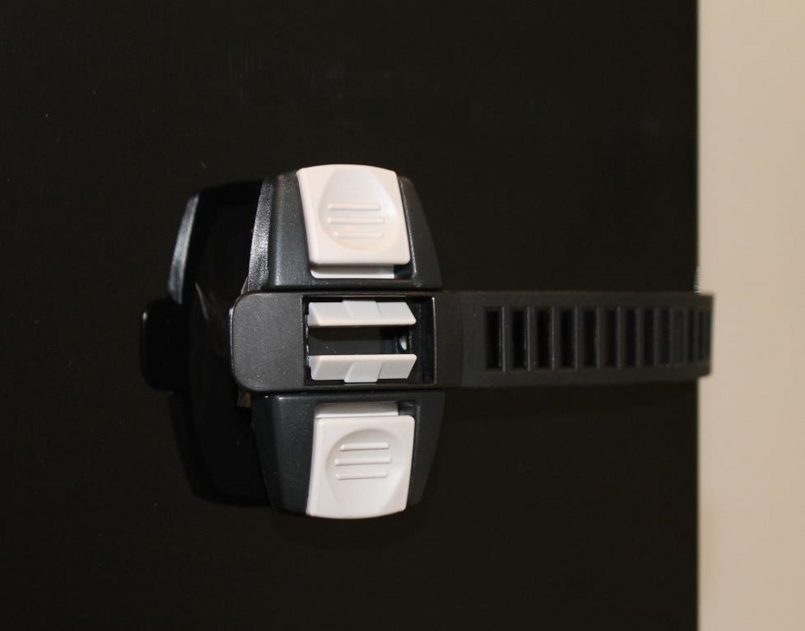 Baby Dan BabyDan univerzální bezpečnost.uzávěr Multi Purpose Lock BIO, charcoal" "Barva:černé|Druh zábrany:zábrana na lednici|Eko:ano|Materiál:plast|Určení zábrany:bytové|