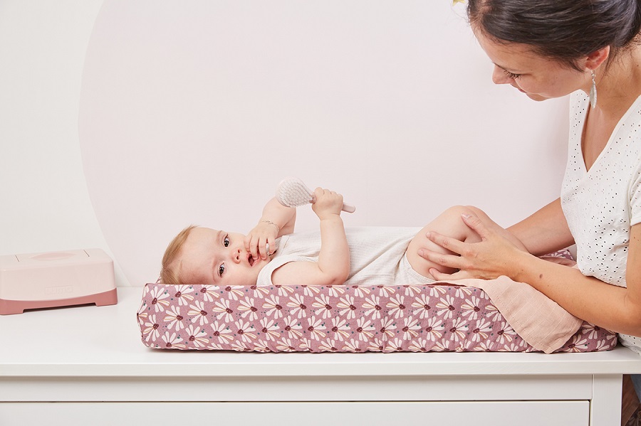 LUMA Dětská froté osuška s kapucí LUMA Flowerfever" "Barva:růžové|Požadované vlastnosti:Dětské|Velikost ručníku:Osušky|Vzor:Flowerfever|Značka:LUMA|