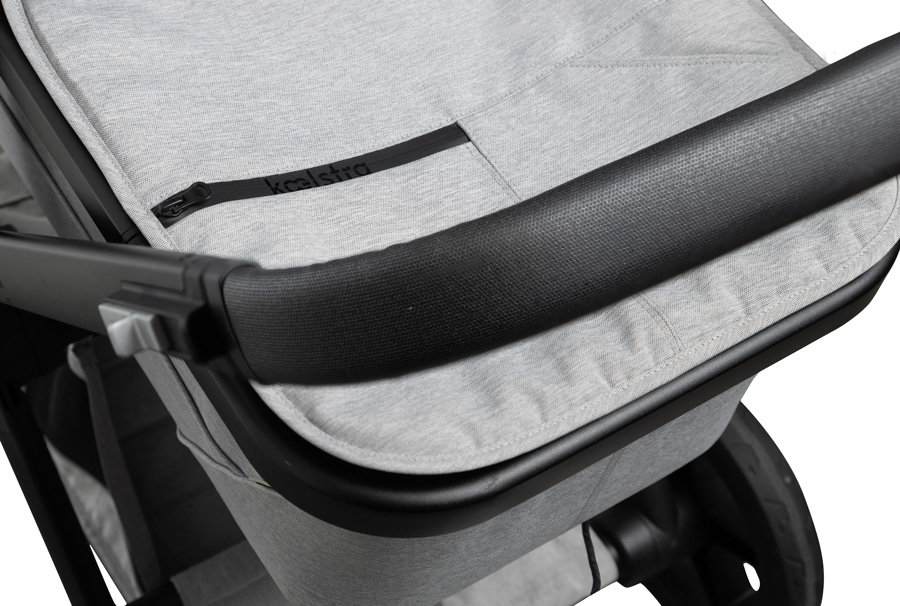 Koelstra Koelstra kombinovaný kočárek Next 2026 Soft grey melange" "Barva:šedé|Nosnost:22 kg|Počet kol:čtyřkolové|Požadované vlastnosti:odpružení, Zatáčecí kola, Lze připevnit autosedačku|Průměr předních kol:188|Průměr zadních kol:285|Typ:kombinované|Typ 
