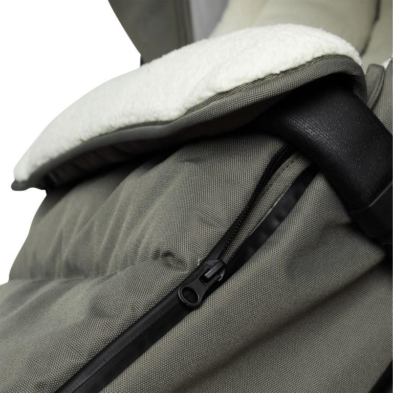 Koelstra Koelstra fusak pro Next Black" "Barva:černé|Délka:90|Druh:zimní|Materiál:polyester|Prošívaný:ano|Typ zapínání:pojízdné zipy|Umístění fusaku:do kočárku|