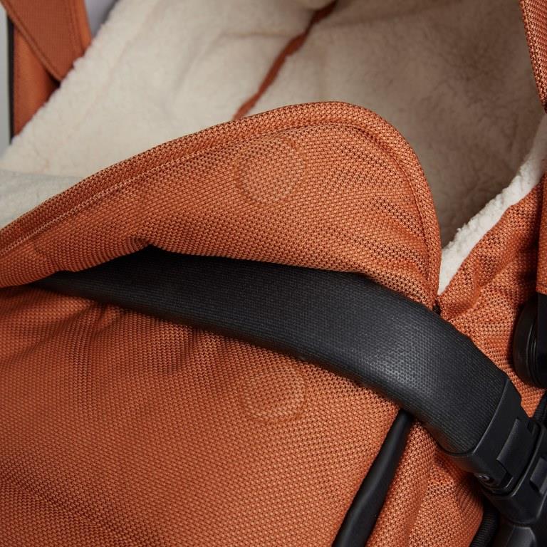 Koelstra Koelstra fusak pro Next Copper" "Barva:cihlově červené|Délka:90|Druh:zimní|Materiál:polyester|Prošívaný:ano|Typ zapínání:pojízdné zipy|Umístění fusaku:do kočárku|