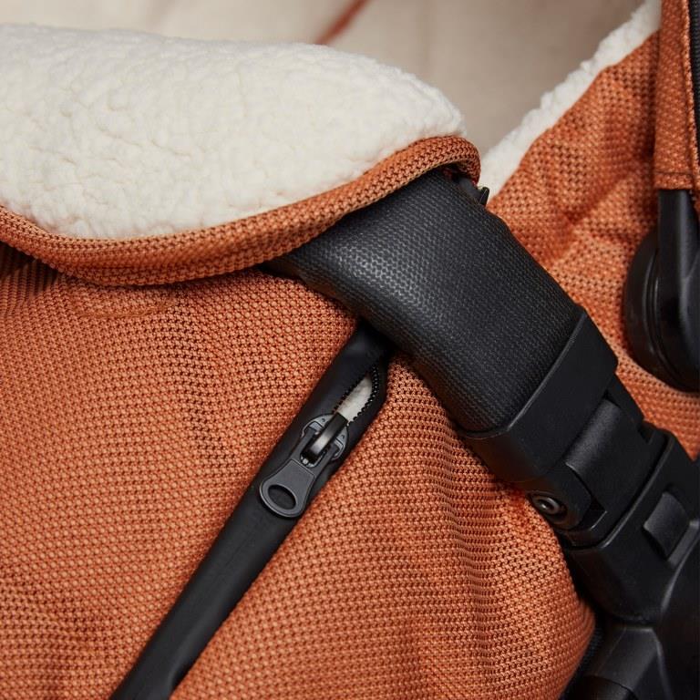 Koelstra Koelstra fusak pro Next Copper" "Barva:cihlově červené|Délka:90|Druh:zimní|Materiál:polyester|Prošívaný:ano|Typ zapínání:pojízdné zipy|Umístění fusaku:do kočárku|