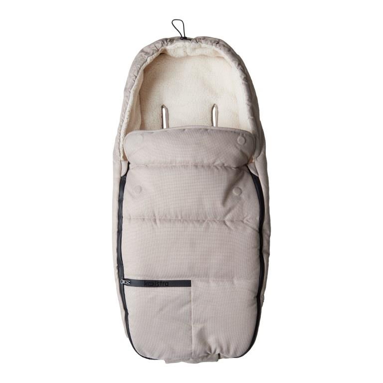 Koelstra Koelstra fusak pro Next Taupe" "Barva:béžové|Délka:90|Druh:zimní|Materiál:polyester|Prošívaný:ano|Typ zapínání:pojízdné zipy|Umístění fusaku:do kočárku|