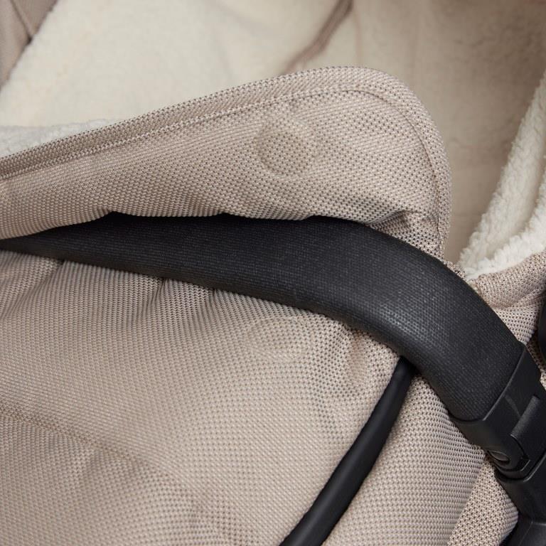 Koelstra Koelstra fusak pro Next Taupe" "Barva:béžové|Délka:90|Druh:zimní|Materiál:polyester|Prošívaný:ano|Typ zapínání:pojízdné zipy|Umístění fusaku:do kočárku|