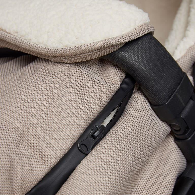 Koelstra Koelstra fusak pro Next Taupe" "Barva:béžové|Délka:90|Druh:zimní|Materiál:polyester|Prošívaný:ano|Typ zapínání:pojízdné zipy|Umístění fusaku:do kočárku|