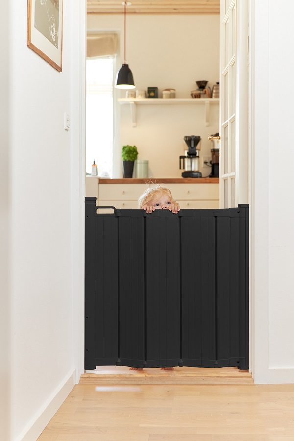 Baby Dan BabyDan Lamelová zábrana Alma Black 55-89cm, šroubovací" "Barva:černé|Druh zábrany:zábrana na schody|Materiál:kovové/plastové|Určení zábrany:bytové|