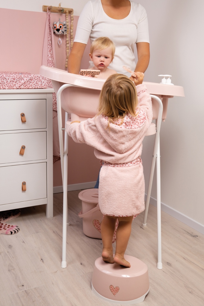 Bebe-Jou Kovový stojan Click na vaničku Bébé-Jou 103 cm Pale Pink" "Barva:růžové|Druh:stojany pod vaničku|Kategorie:Vaničky a kyblíky|Výrobce:Bébé-jou|Vzor:Sweet Butterfly|