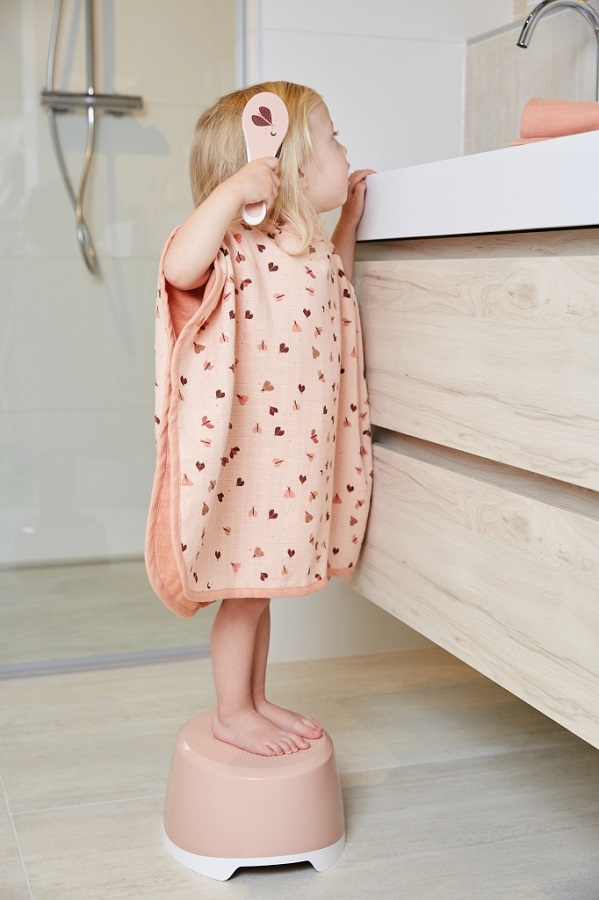 Bebe-Jou Stupátko ovál Bébé-Jou Grow Pale Pink" "Barva:růžové|Druh:stupátko|Kategorie:Stoličky|Materiál:plast|Maximální nosnost:60 kg|Výška sedáku:15,5 cm|