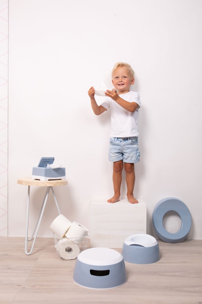 Bebe-Jou Stupátko ovál Bébé-Jou Grow Celestial Blue" "Barva:modré|Druh:stupátko|Kategorie:Stoličky|Materiál:plast|Maximální nosnost:60 kg|Výška sedáku:15,5 cm|