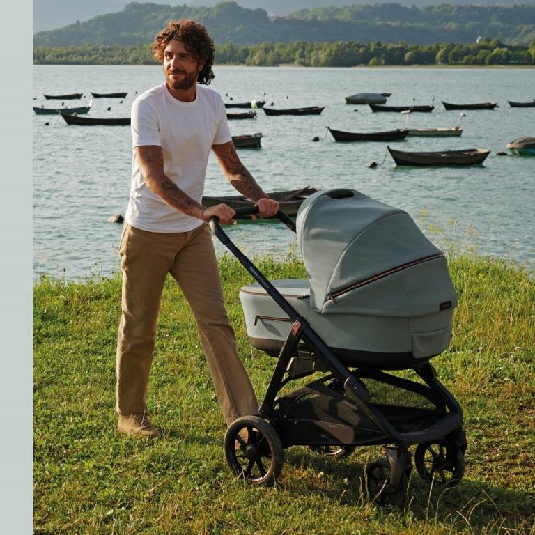 Inglesina Inglesina podvozek APTICA XT Black" "Barva:černé|Počet kol:čtyřkolové|Požadované vlastnosti:odpružení, Zatáčecí kola, Lze připevnit autosedačku|