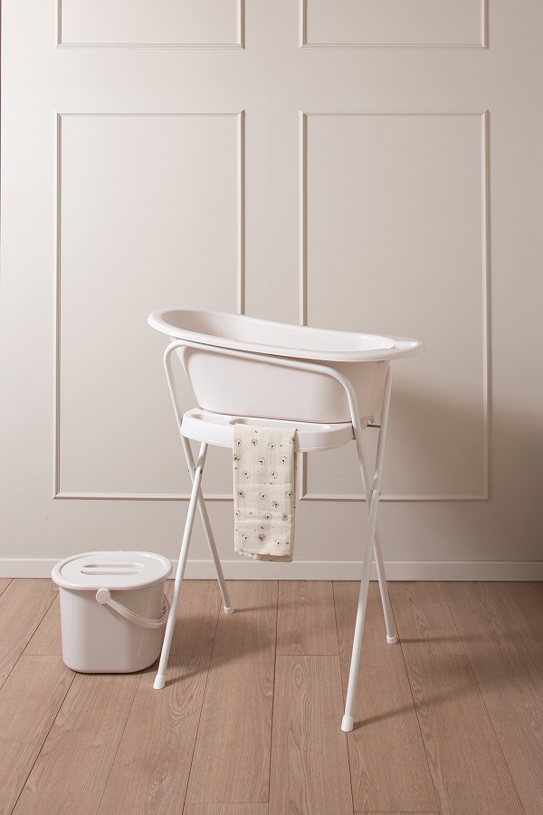 Bebe-Jou Kovový stojan Click na vaničku Bébé-Jou 98 cm Light Oat/Tiny Sheep" "Barva:krémové|Druh:stojany pod vaničku|Vzor:Tiny Sheep|