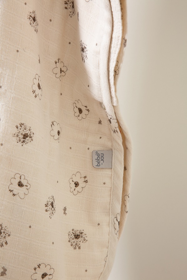 Bebe-Jou Mušelínové pončo Bébé-Jou Tiny Sheep" "Barva:krémové|Druh:ponča|Materiál:70% bavlna, 30% bambus|Výrobce:Bébé-jou|Vzor:Tiny Sheep|