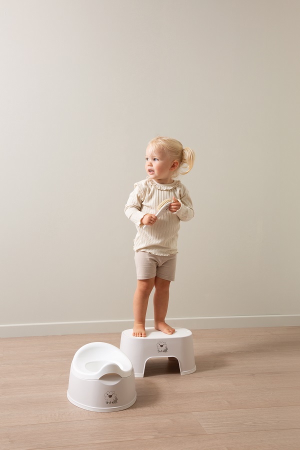 Bebe-Jou Stupátko ovál Bébé-Jou Grow Tiny Sheep" "Barva:krémové|Druh:stupátko|Kategorie:Stoličky|Materiál:plast|Maximální nosnost:60 kg|Výška sedáku:15,5 cm|Vzor:Tiny Sheep|