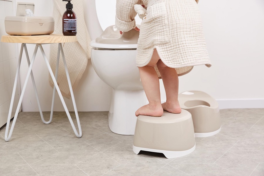 Bebe-Jou Stupátko ovál Bébé-Jou Grow Light Oat" "Barva:krémové|Druh:stupátko|Kategorie:Stoličky|Materiál:plast|Maximální nosnost:60 kg|Výška sedáku:15,5 cm|Vzor:Light Oat|