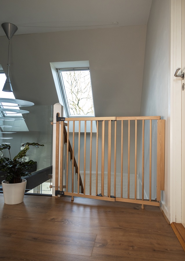 Baby Dan Vysoká dřevěná zábrana BabyDan Mona se svorkami k zábradlí, 74,5-114 cm, v.81cm" "Barva:béžové|Druh zábrany:zábrana na schody|Materiál:dřevěné|Výrobce:BabyDan|