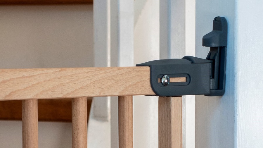 Baby Dan Vysoká zábrana na schodiště BabyDan Adjust Pro Stair Gate Wood, 65-110cm" "Barva:béžové|Druh zábrany:zábrana na schody|Materiál:dřevěné|Výrobce:BabyDan|