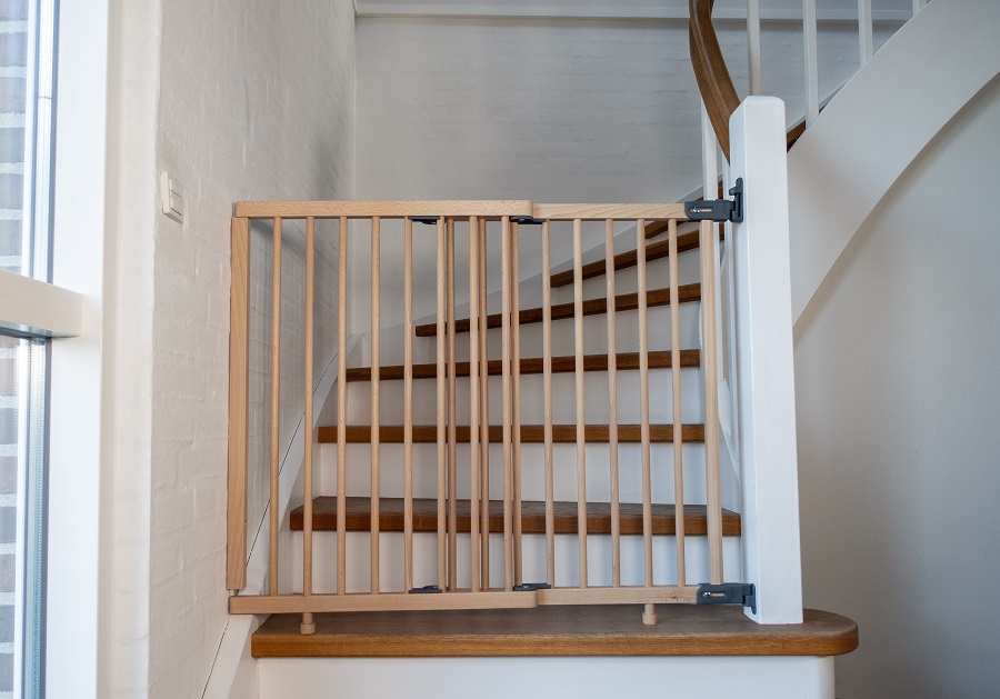 Baby Dan Vysoká schodišťová zábrana BabyDan Mona, dřevěná, 65-110 cm" "Barva:béžové|Druh zábrany:zábrana na schody|Materiál:dřevěné|Výrobce:BabyDan|