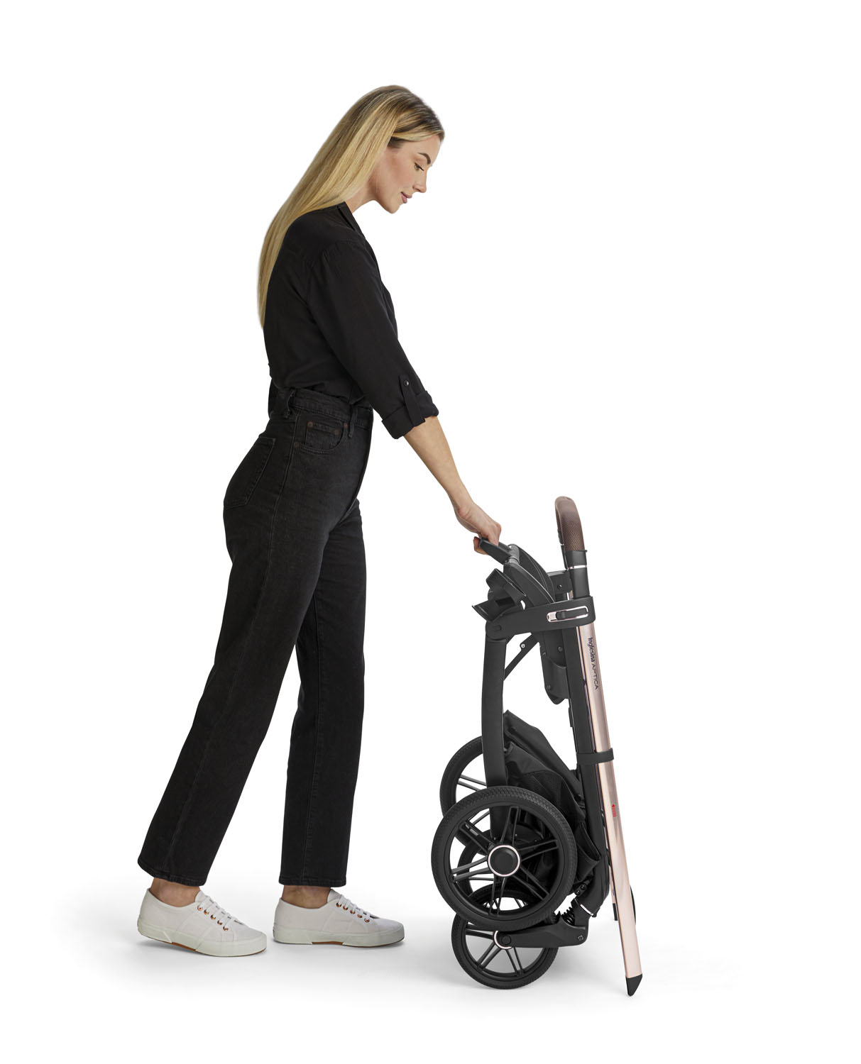 Inglesina Inglesina lesklý podvozek APTICA Glam Paladio/Black" "Barva:černé|Počet kol:čtyřkolové|Požadované vlastnosti:odpružení, Zatáčecí kola, Lze připevnit autosedačku|